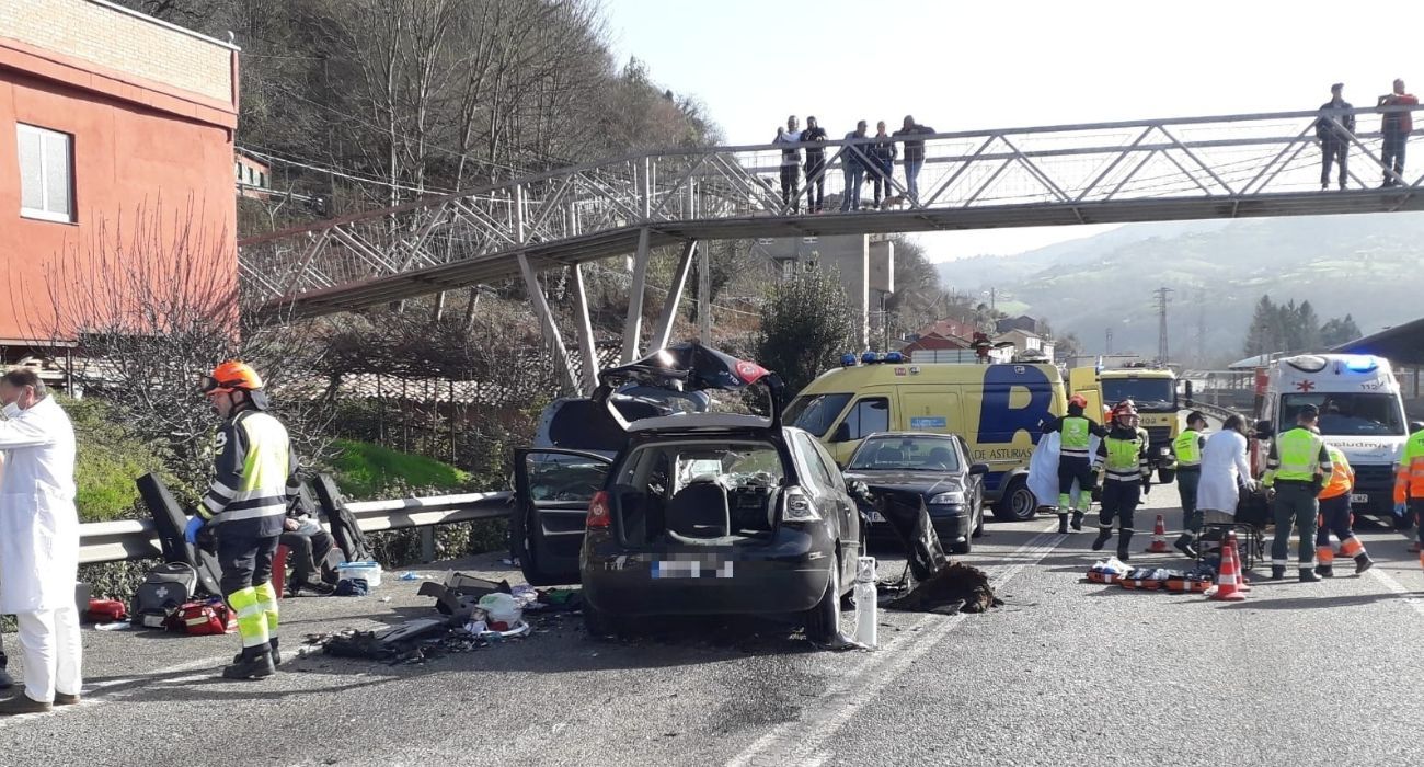 Imagen del accidente que le ha costado la vida a una madre y a su hijo.   FOTO: SEPA