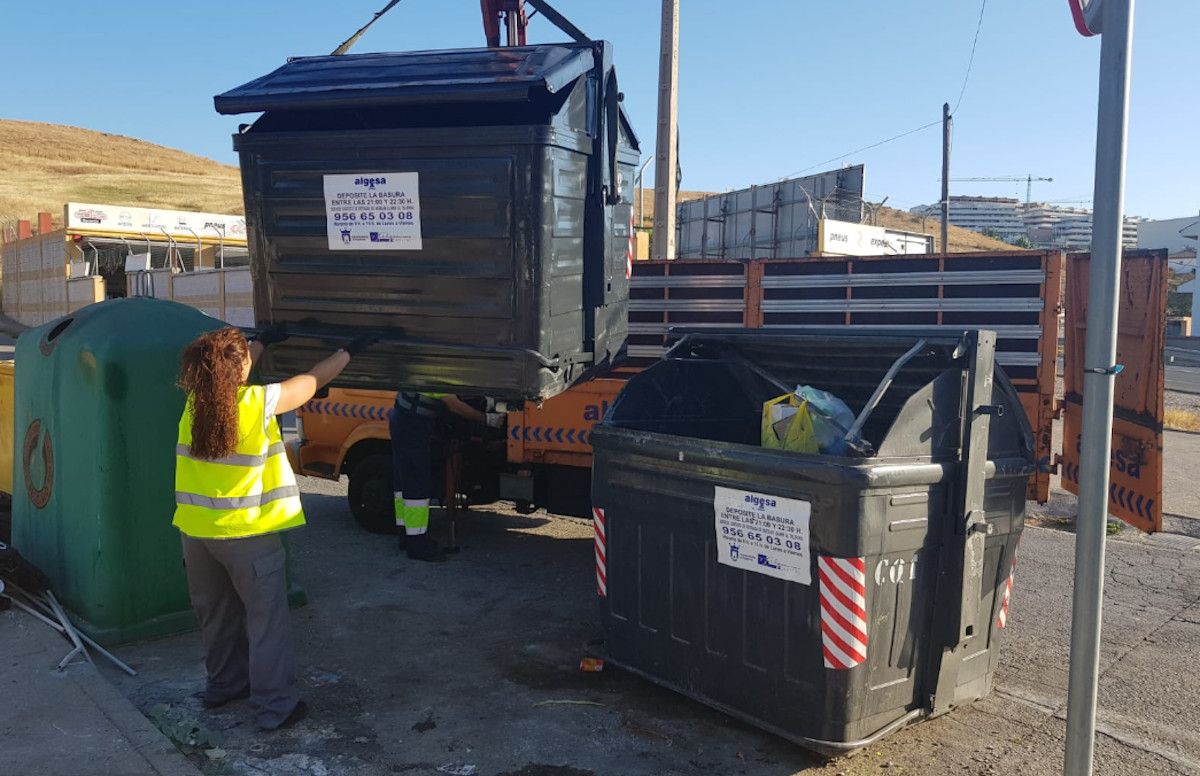 El servicio de recogida de residuos en Algeciras, en una imagen de archivo. 