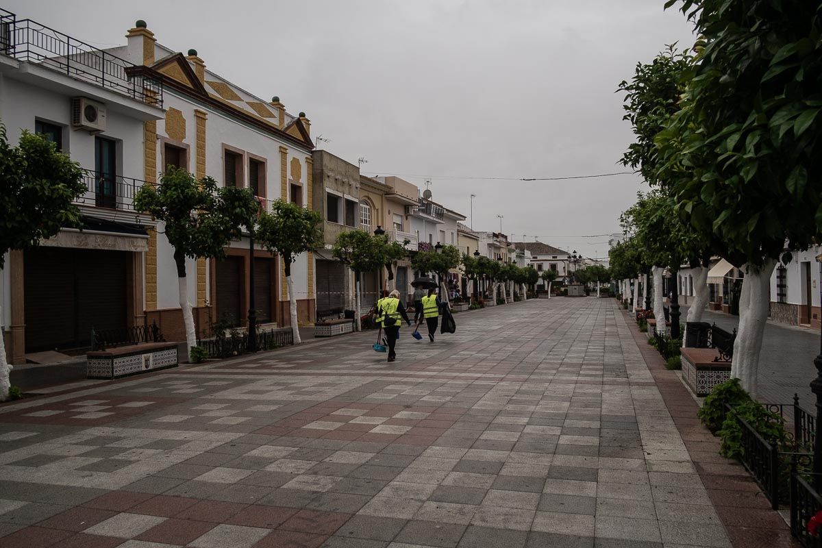 Operarios municipales por las calles de Puerto Serrano, uno de los municipios de Cádiz con la tasa por encima de 500 casos.