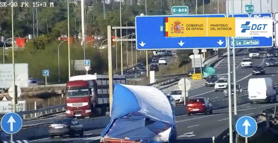 El camión circulando por la SE-30, con la carga desplazada.