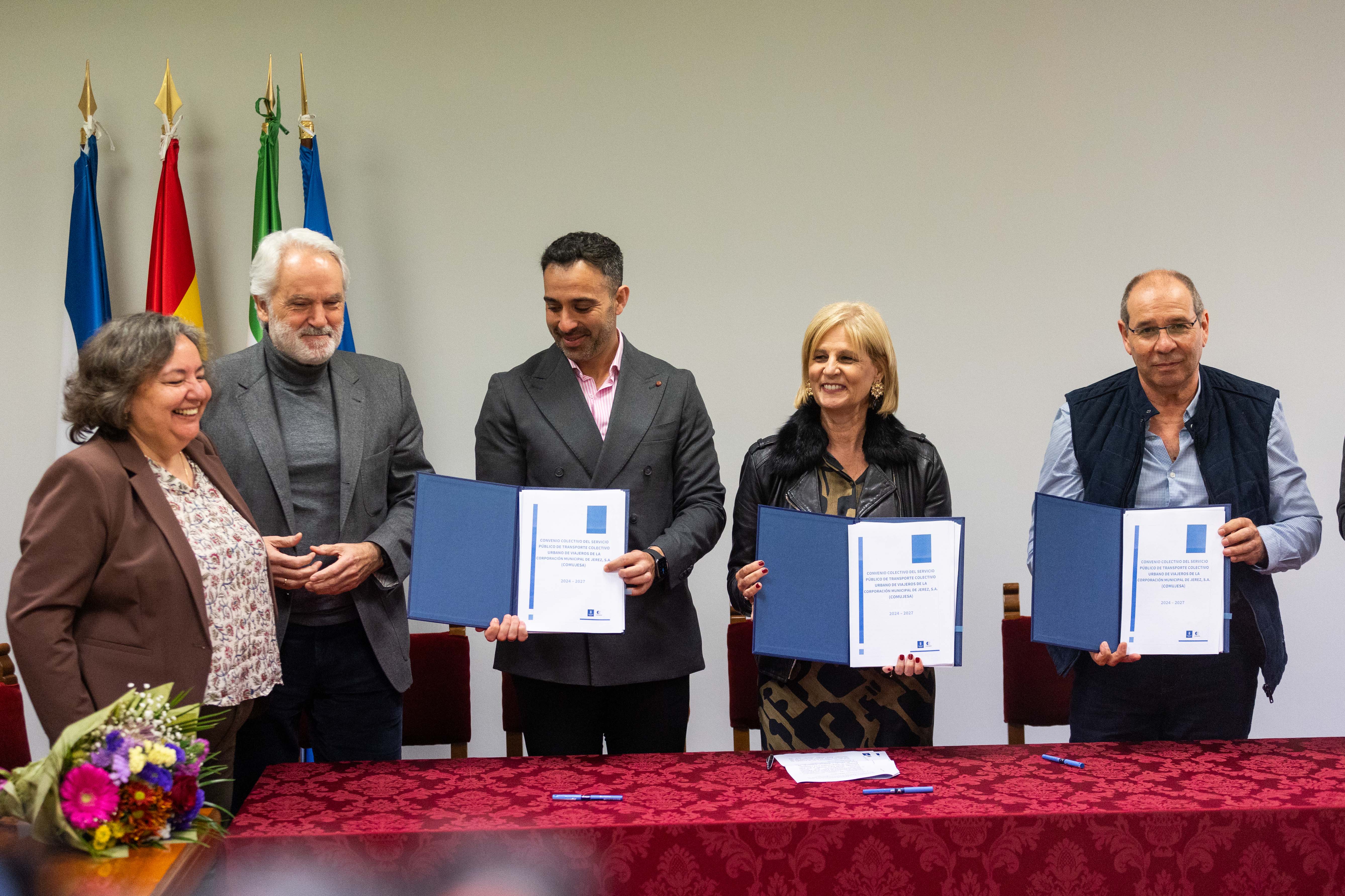 Firma del nuevo convenio de los trabajadores de los autobuses de Jerez, con la alcaldesa María José García-Pelayo y su primer teniente de alcaldesa, Agustín Muñoz, junto a los representantes de la plantilla, este viernes.