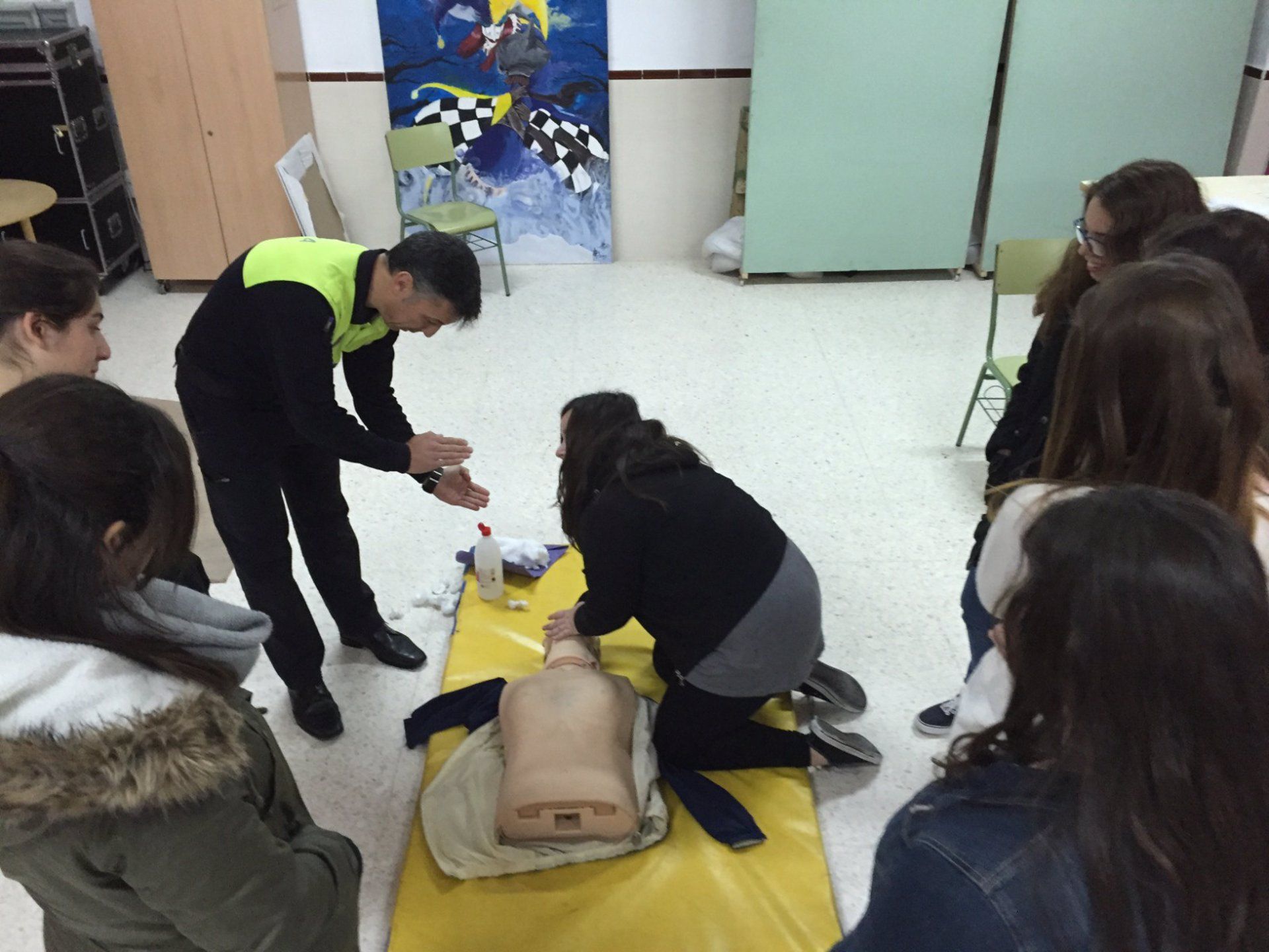 Policías practican la maniobra de Heimlich en un ensayo de primeros auxilios. Policías practican la maniobra de Heimlich en un ensayo de primeros auxilios.