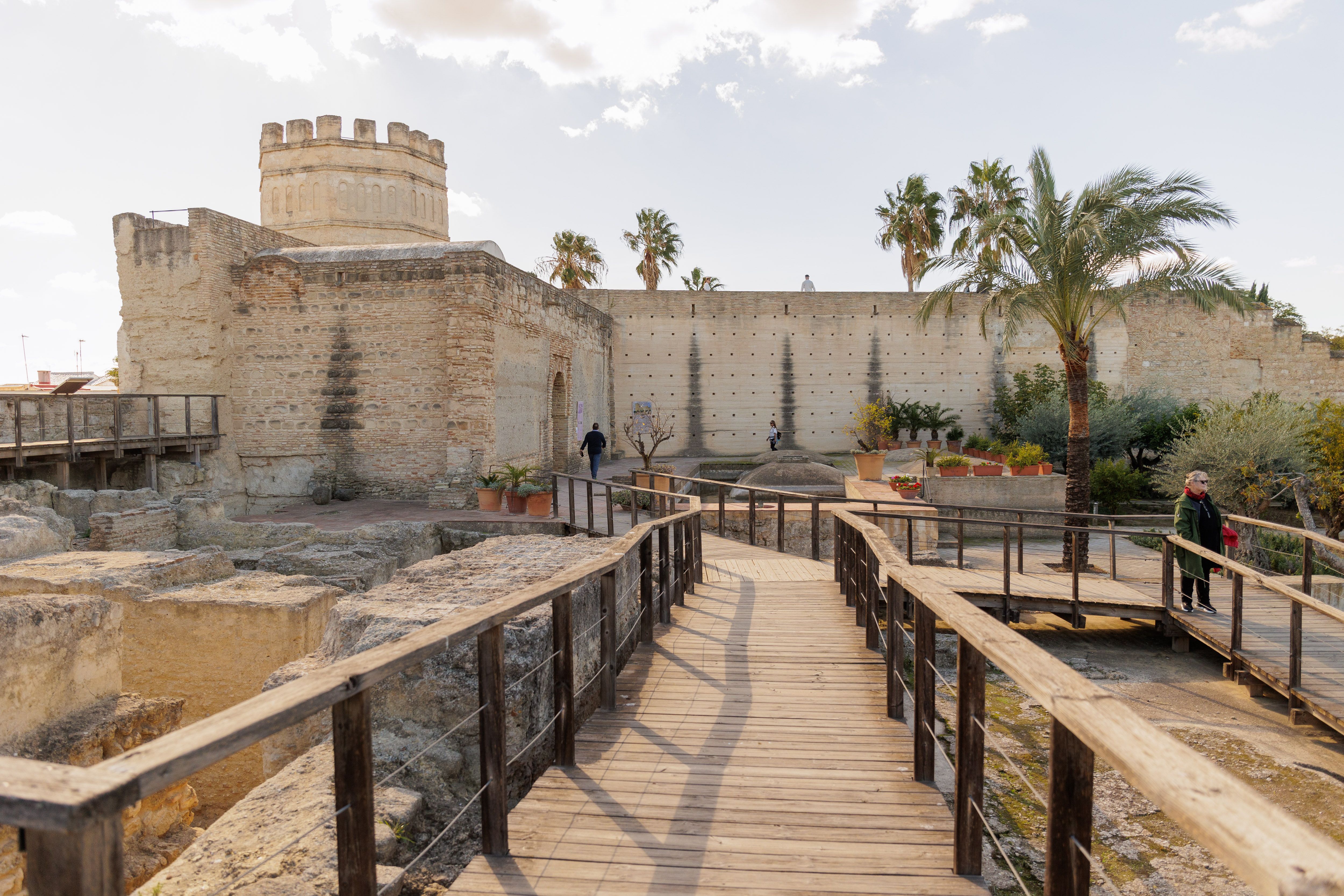 Vista del conjunto monumental del Alcázar de Jerez, con visitas haciendo la ruta en el interior.