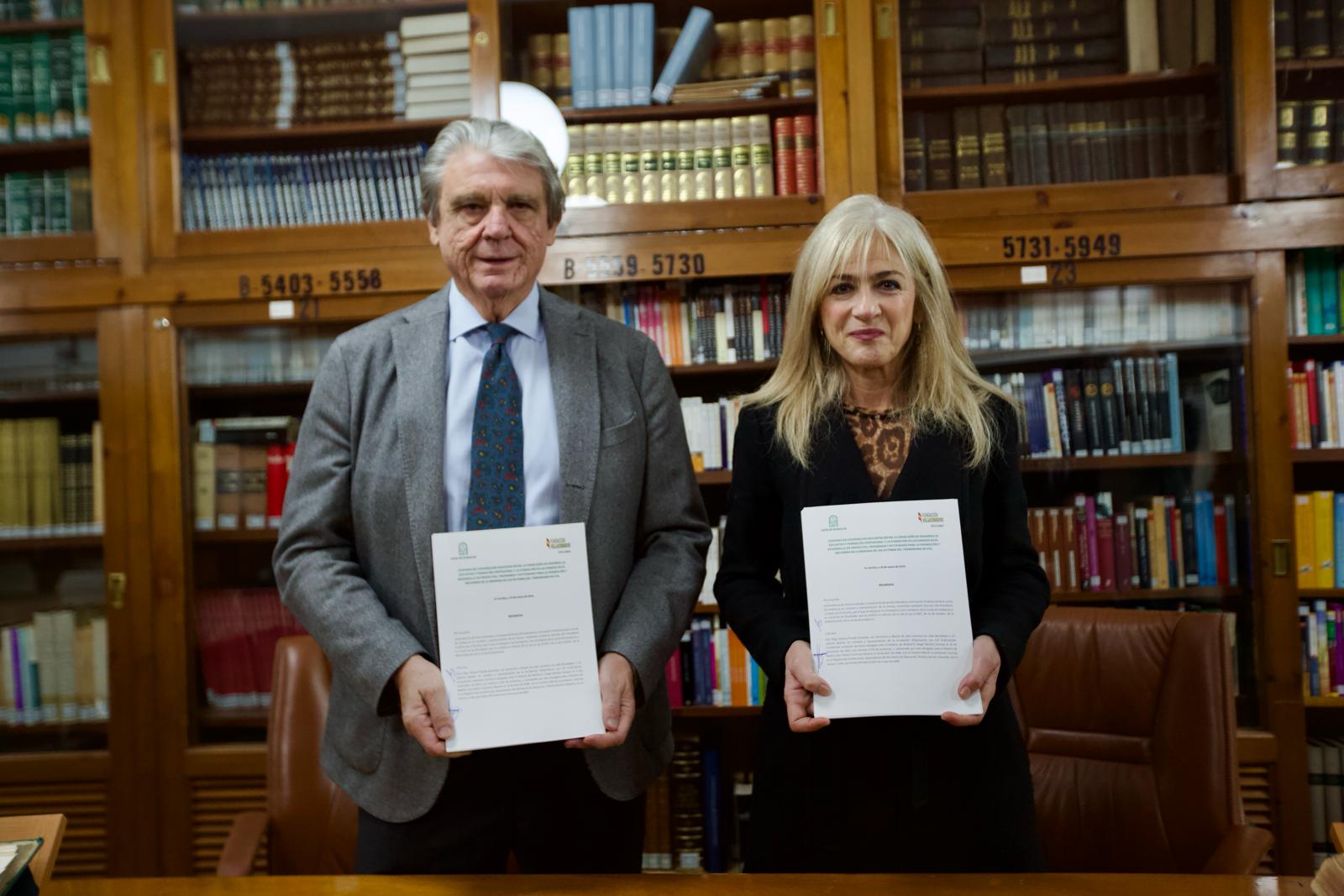 La firma del convenio entre la Junta y la Fundación Villacisneros.
