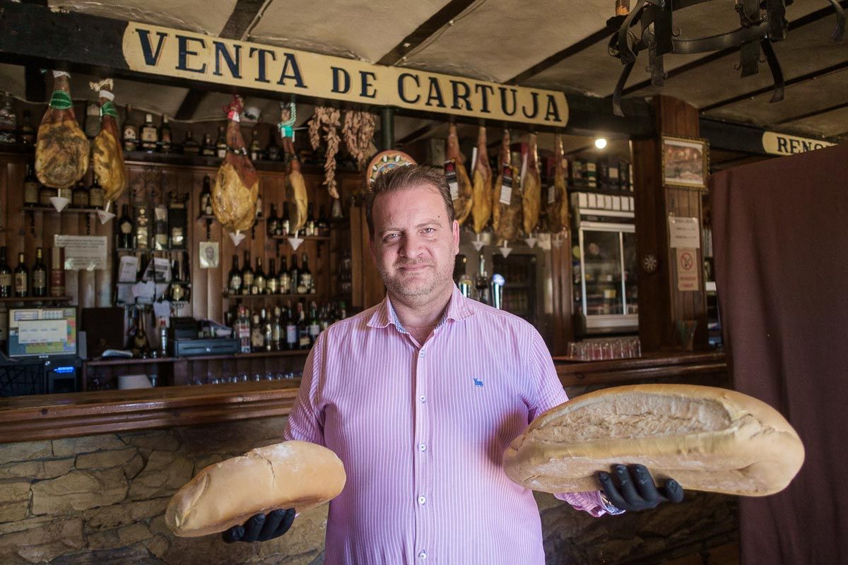 Rodrigo Valle posa para lavozdelsur.es con dos teleras de pan de la venta de Cartuja. FOTO: MANU GARCÍA.