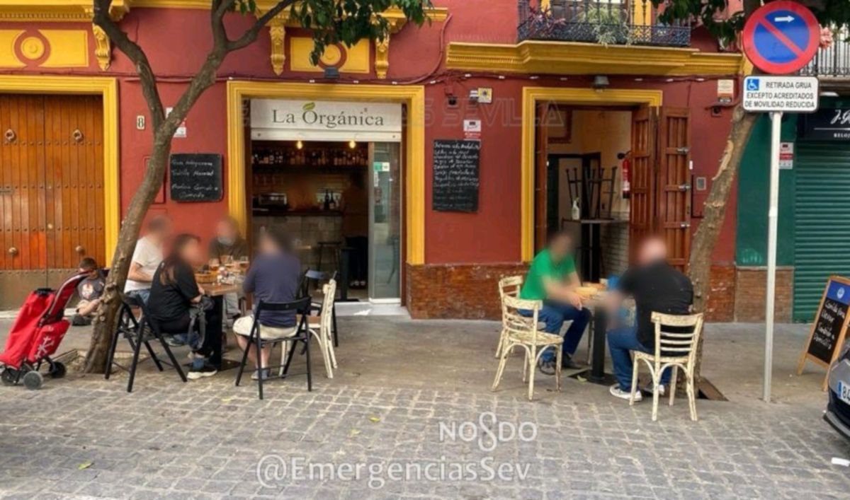 Un bar que fue clausurado en Sevilla durante el estado de alarma. FOTO: Emergencias Sevilla
