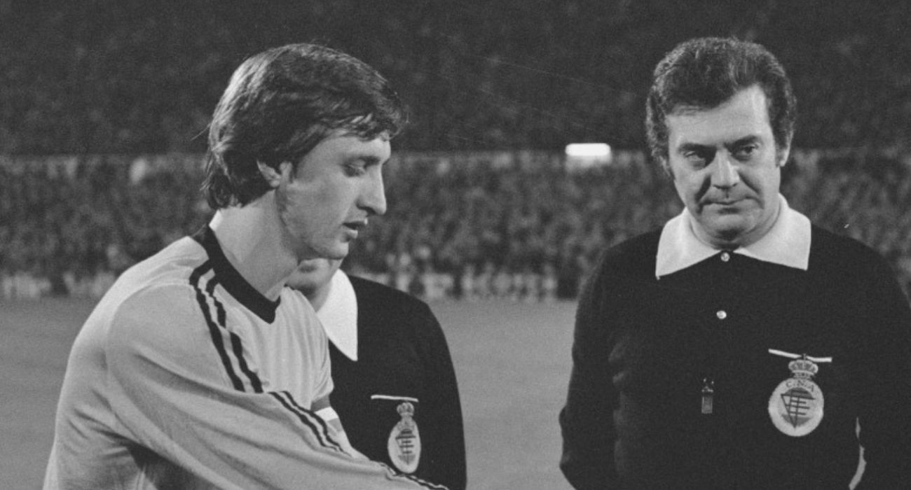 Ángel Franco, el árbitro por el que se cambió en España la denominación de los colegiados, junto a Cruyff.