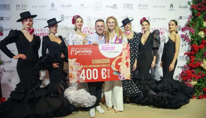 Ángel Barrera, con su premio.   CRISTO GARCÍA