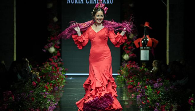 Una de las modelos del desfile de la diseñadora Nuria Chaparro.   CRISTO GARCÍA