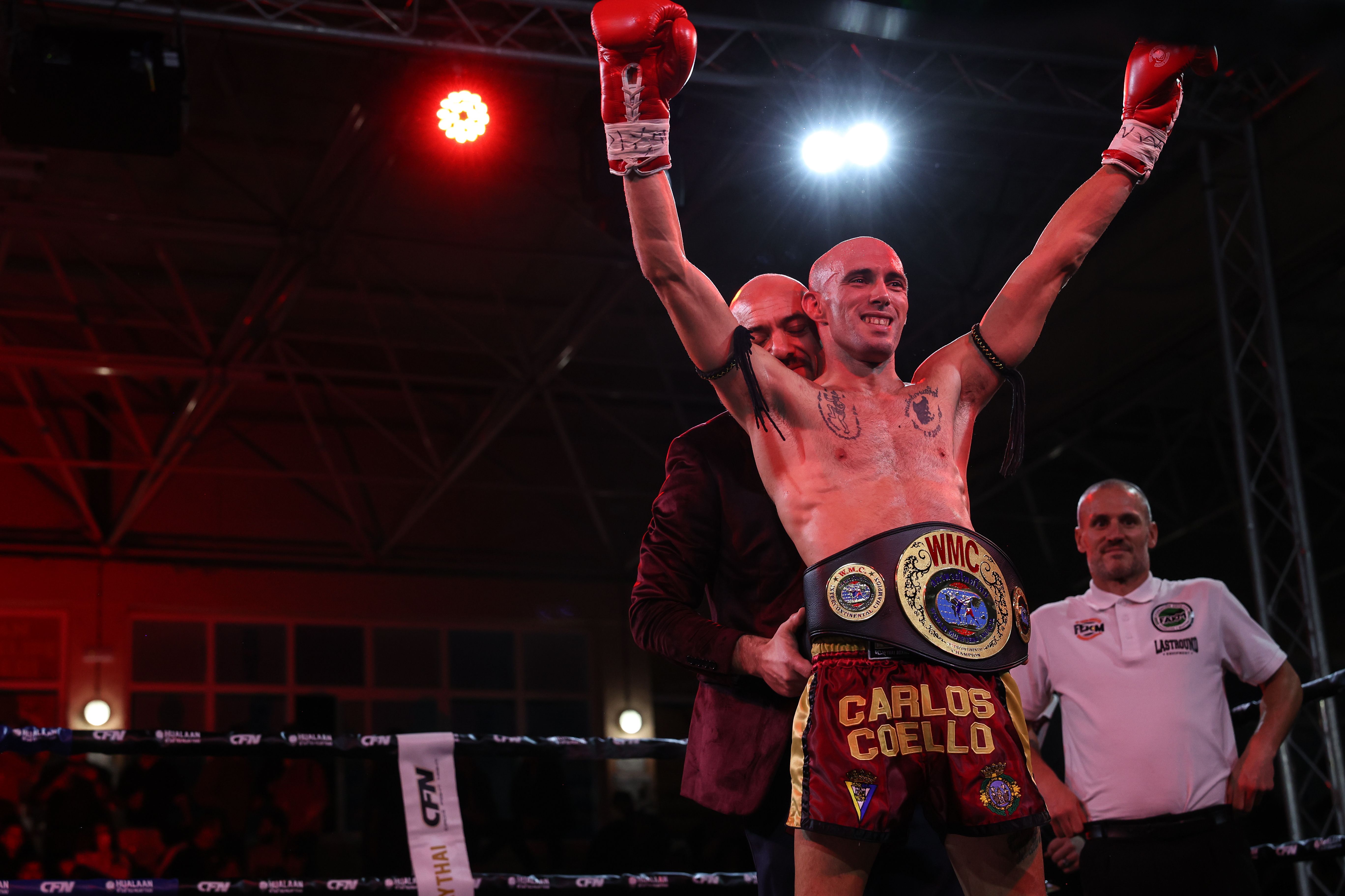 Carlos Coello recibe el cinturón de campeón del mundo.