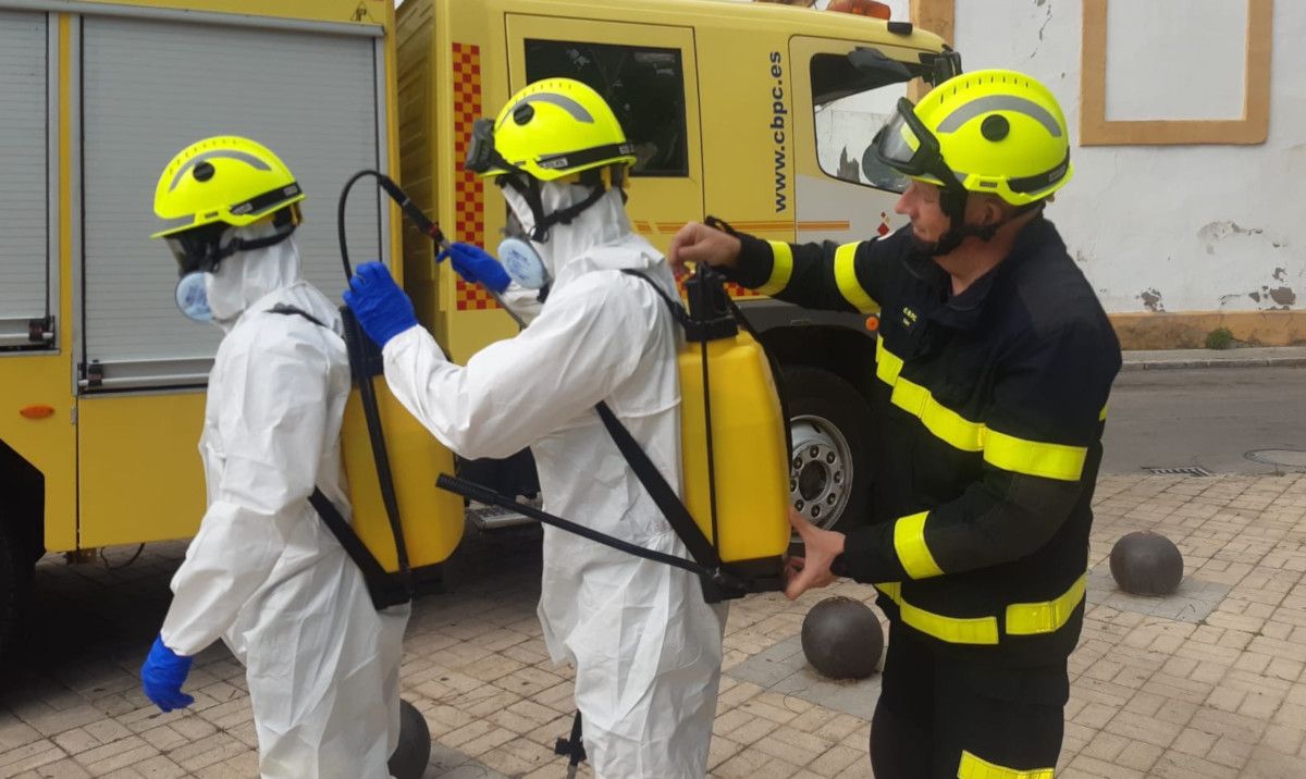 Bomberos en Cádiz, con equipos de desinfección. FOTO: CPBC