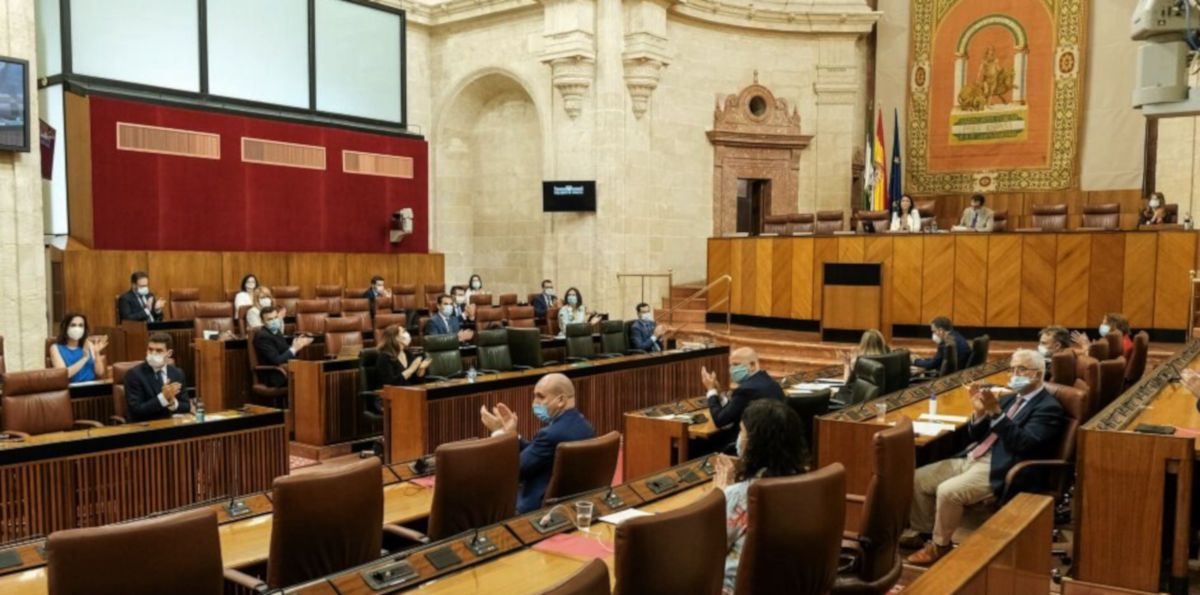 El Parlamento andaluz aplaude en recuerdo a Anguita al inicio de la sesión.