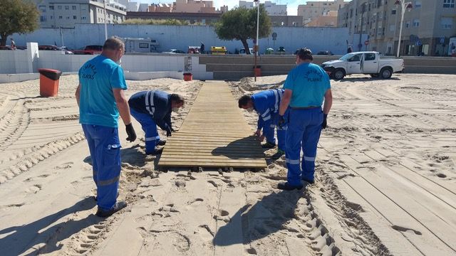 Operarios municipales, preparando las playas de Cádiz.