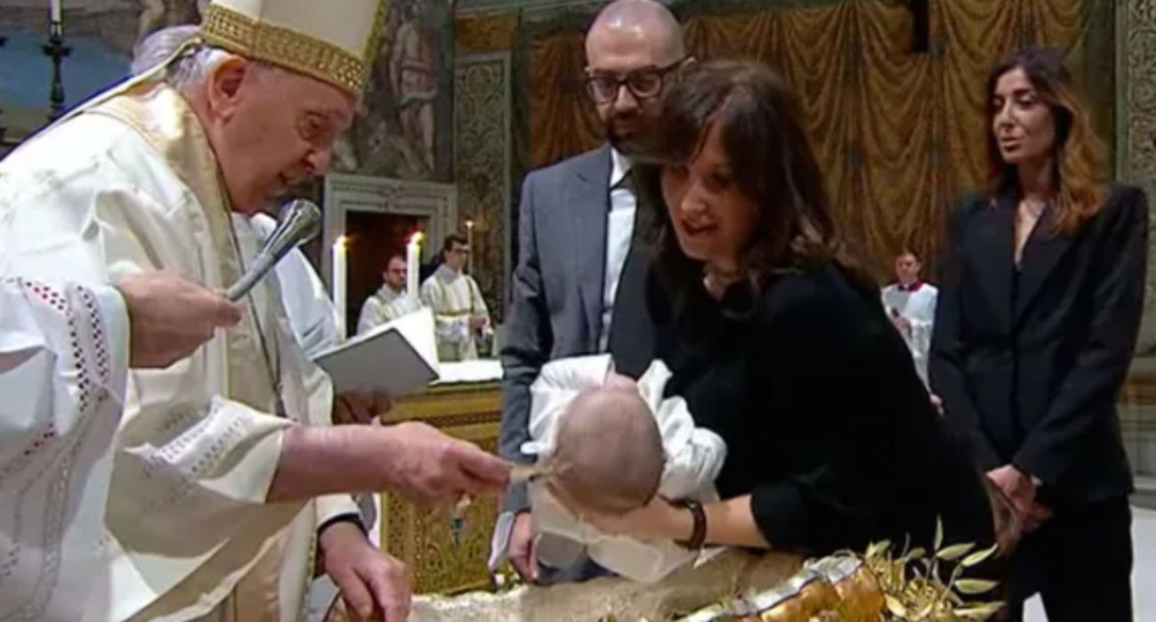 El Papa Francisco bautiza a un pequeño.