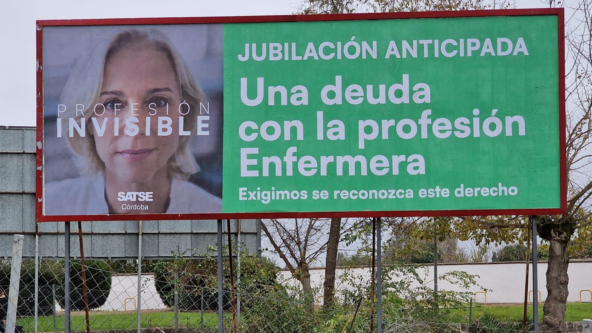 Una de las vallas publicitarias con la campaña iniciada para que las enfermeras puedan pedir la jubilación.