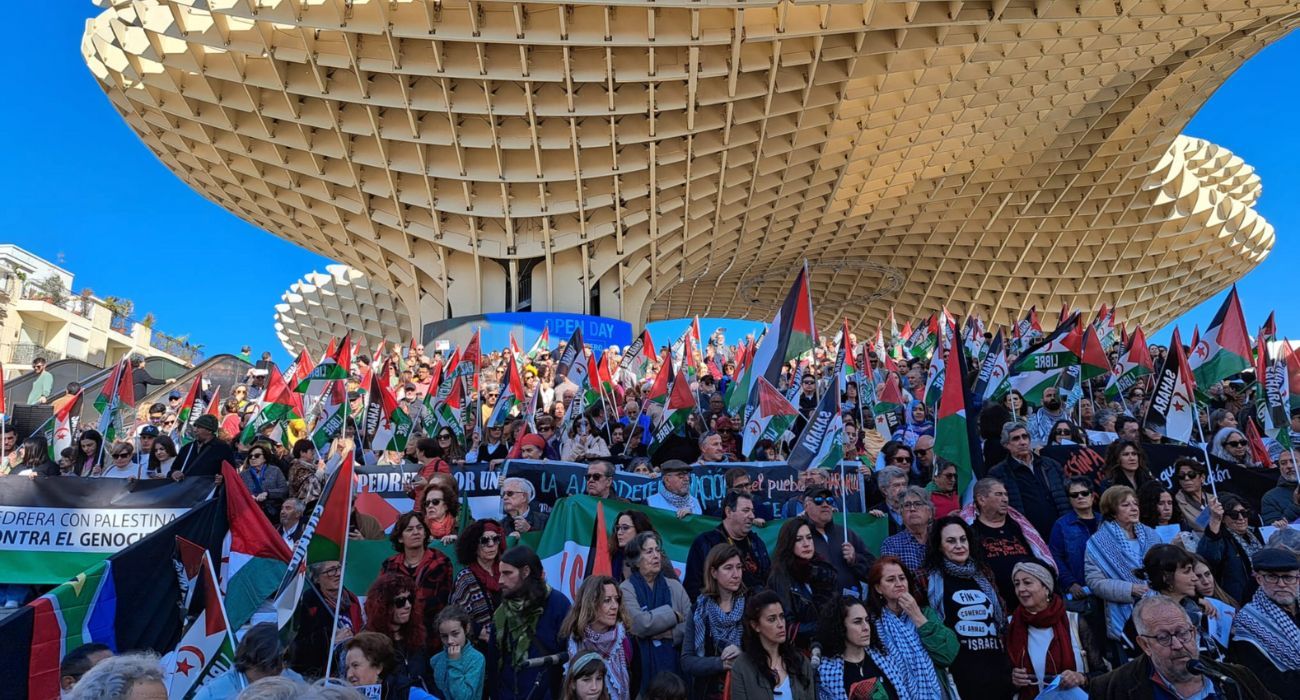 Una imagen de la concentración en Sevilla contra las ocupaciones en Palestina y el Sáhara. 