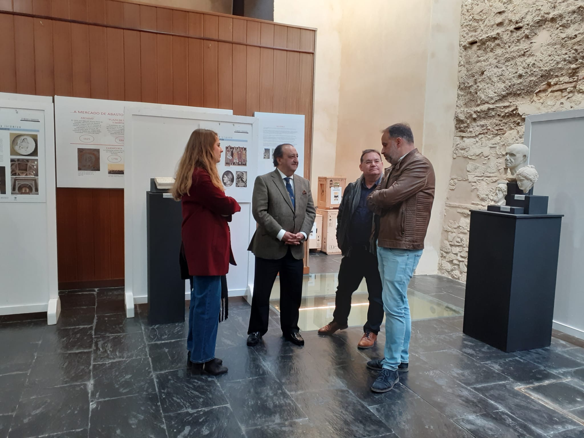 Francisco Zurita, junto al alcalde de Trebujena, Ramón Galán, en la visita a la exposición itinerante 'Museo a domicilio'.