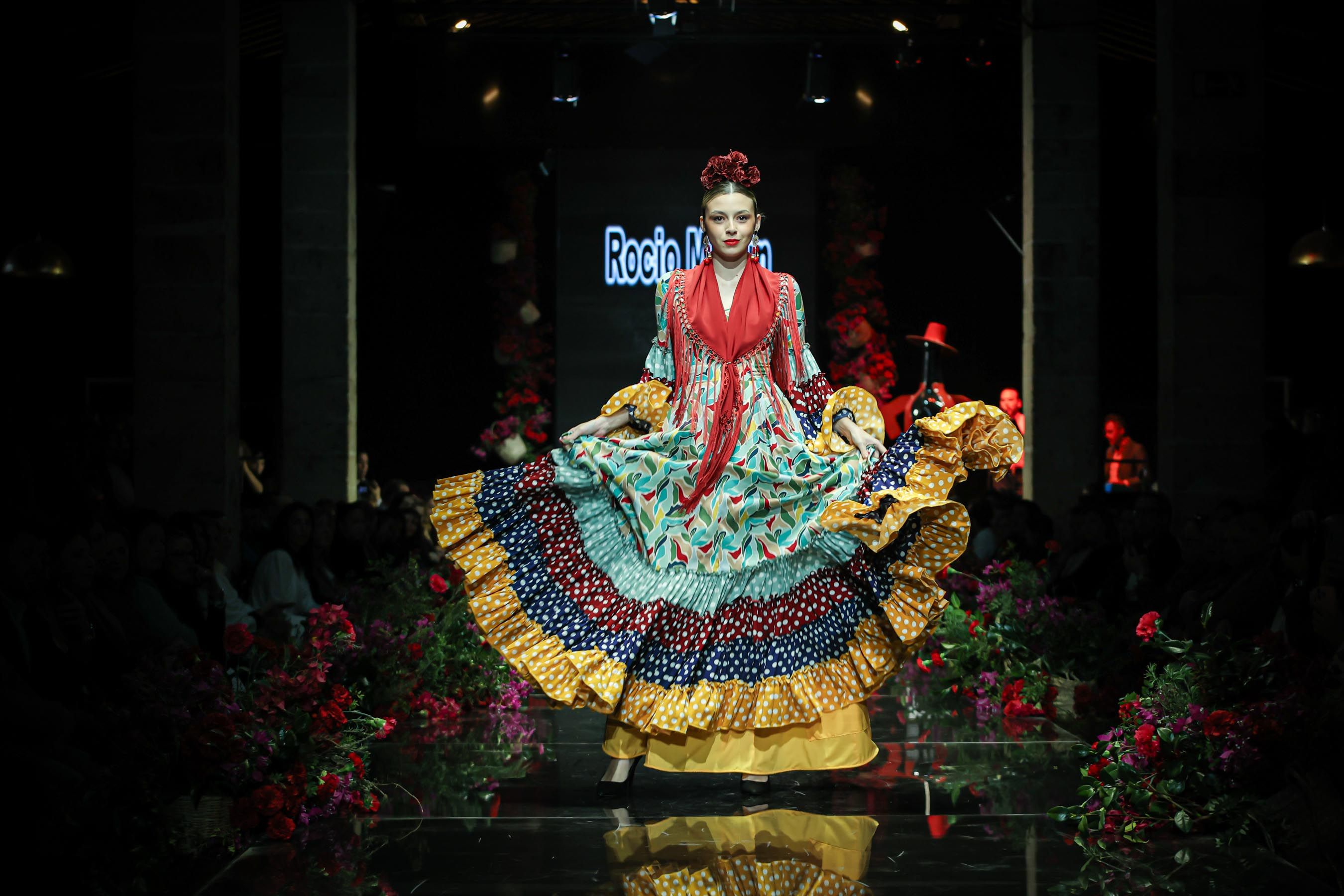 El desfile de moda a beneficio de la Hermandad del Rocío de Jerez ha contado con una nutrida participación de diseñadores de la ciudad