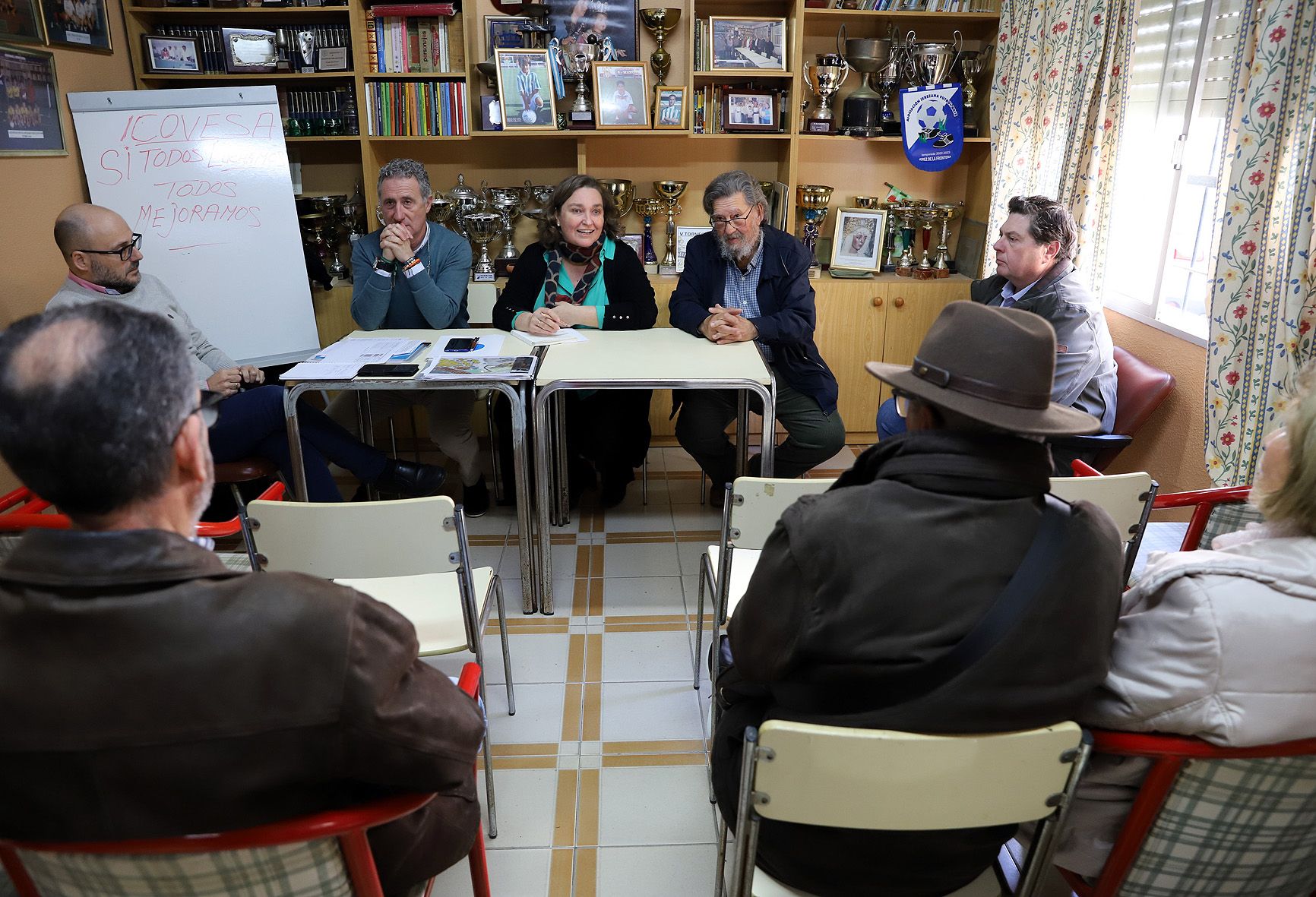 Reunión de vecinos de Icovesa en Jerez con la delegada de Urbanismo.