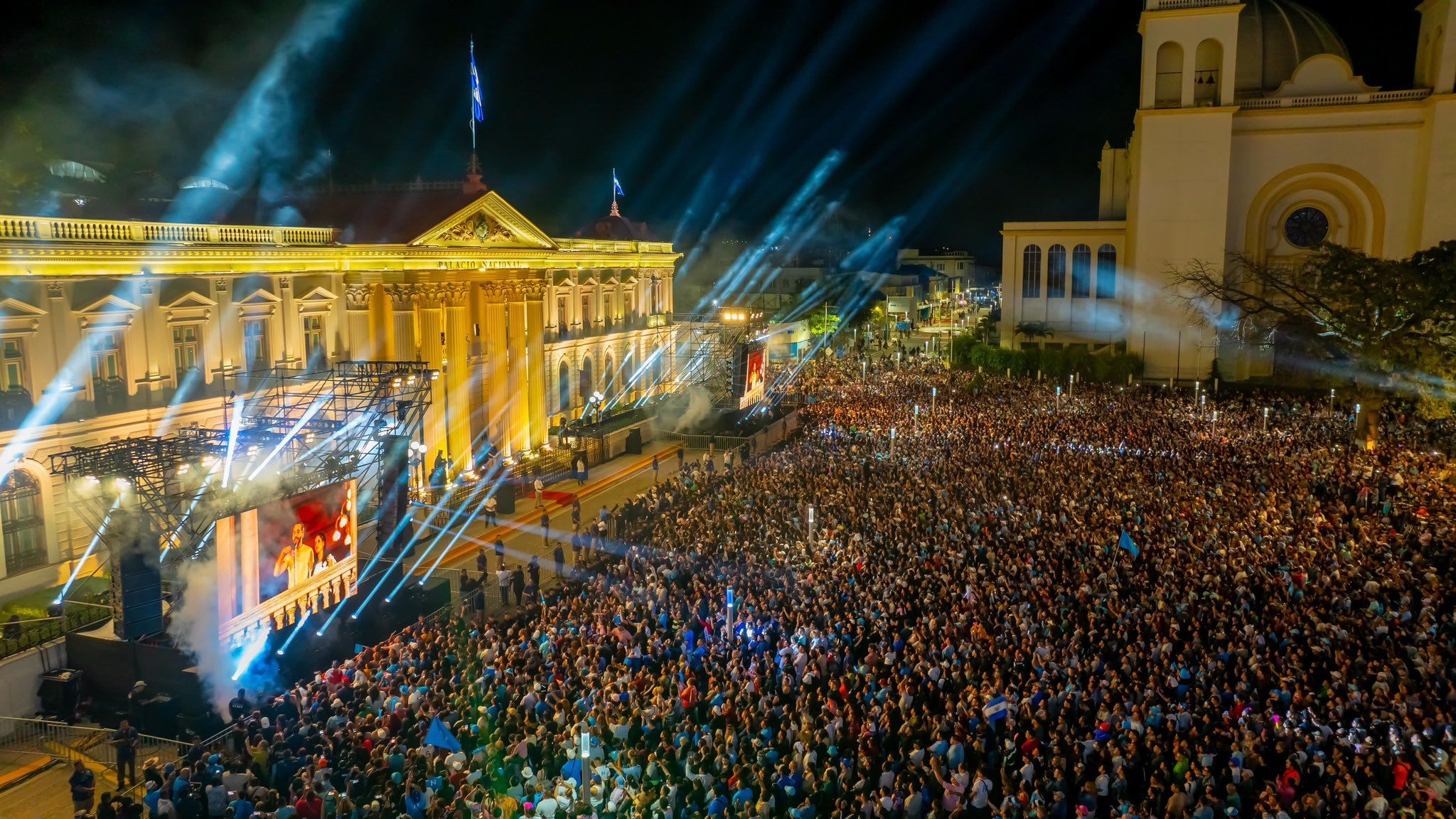 Aspecto de la plaza donde se alza el Palacio Nacional en San Salvador, mientras interviene el presidente Bukele.