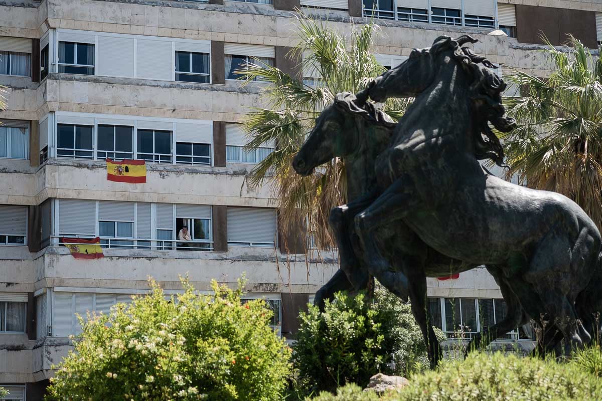 Plaza del Caballo con bandera de España al fondo. FOTO: MANU GARCÍA