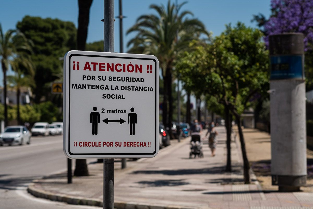 Un cartel en la avenida Álvaro Domecq para mantener la distancia de seguridad. FOTO: MANU GARCÍA