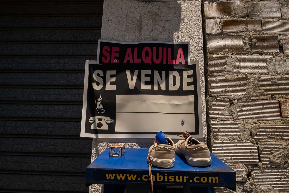 Unas zapatillas de deporte, abandonadas, en una imagen de archivo.