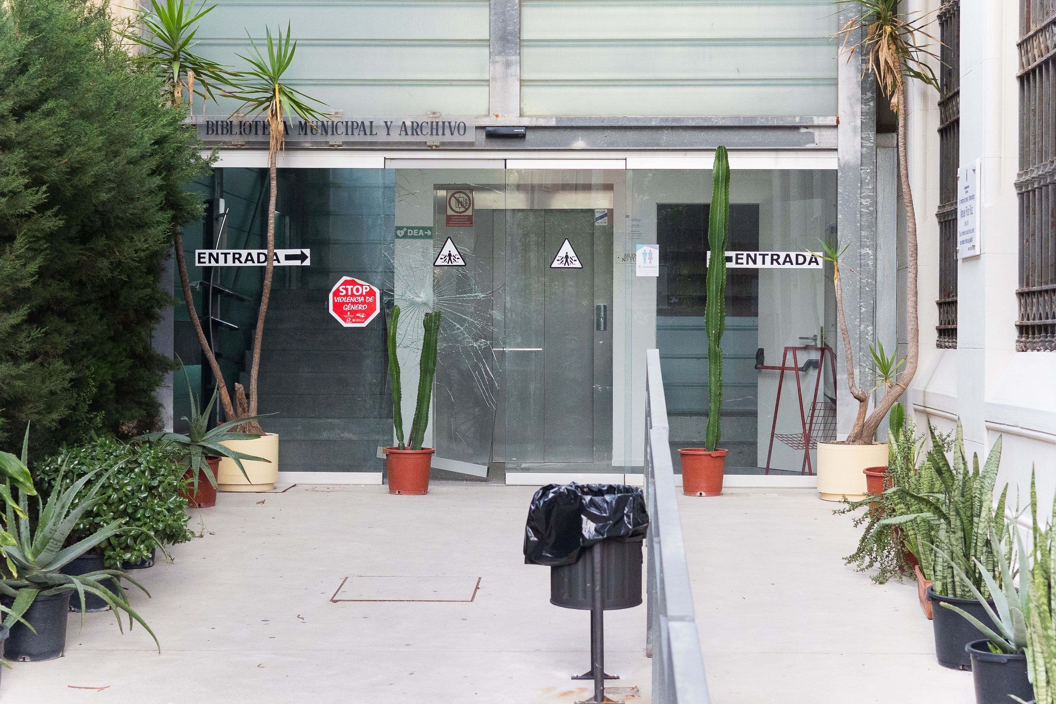 Puerta de la Biblioteca Central y Archivo de Jerez totalmente destrozada.