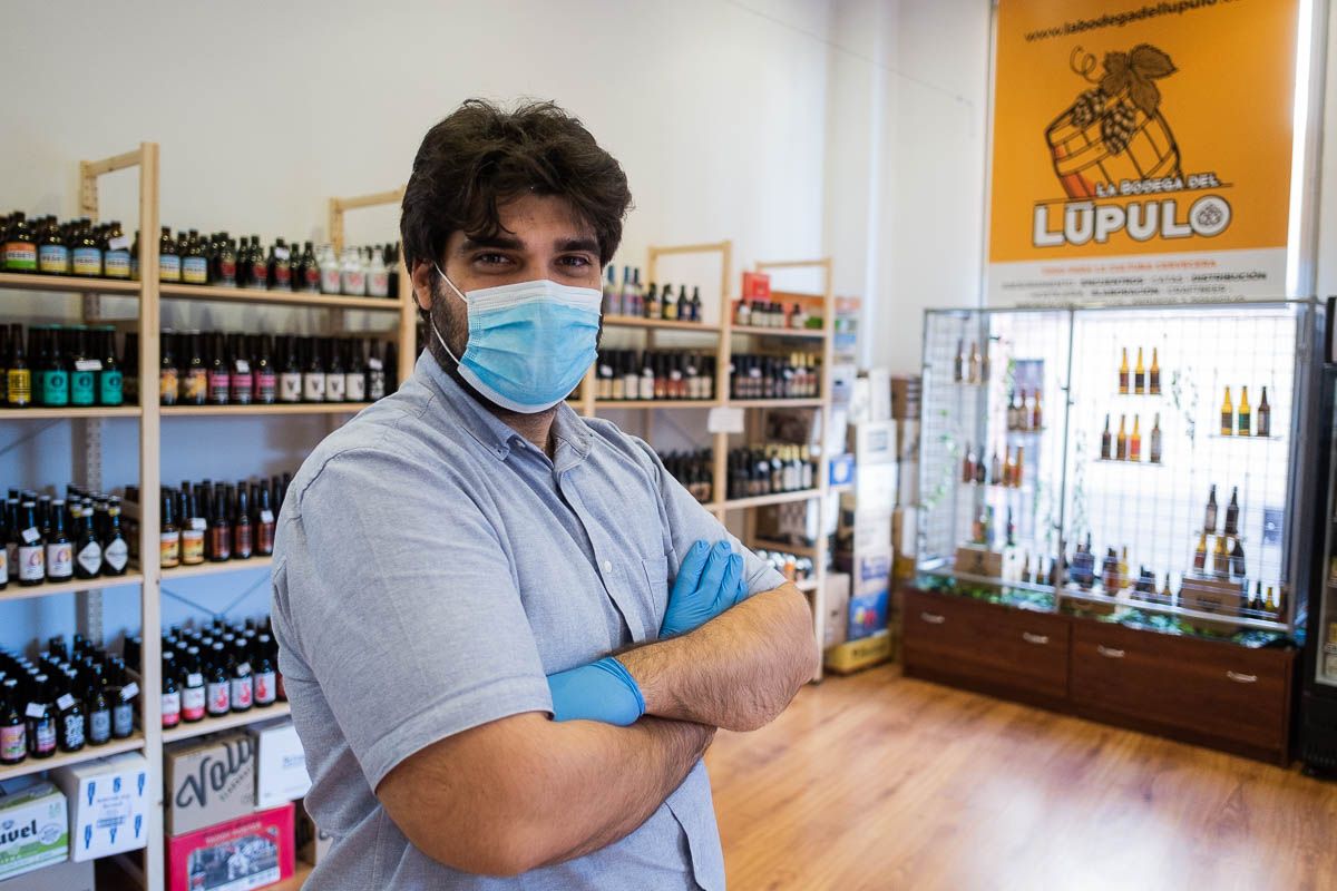 Alberto Cala posa para lavozdelsur.es en su tienda. FOTO: MANU GARCÍA.