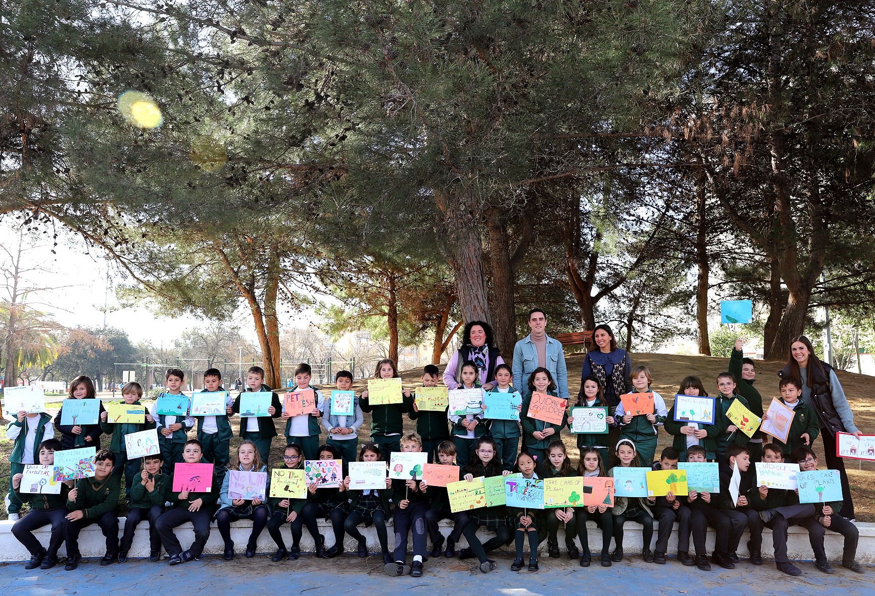 Los alumnos del colegio con sus carteles posando en el parque de La Plata.