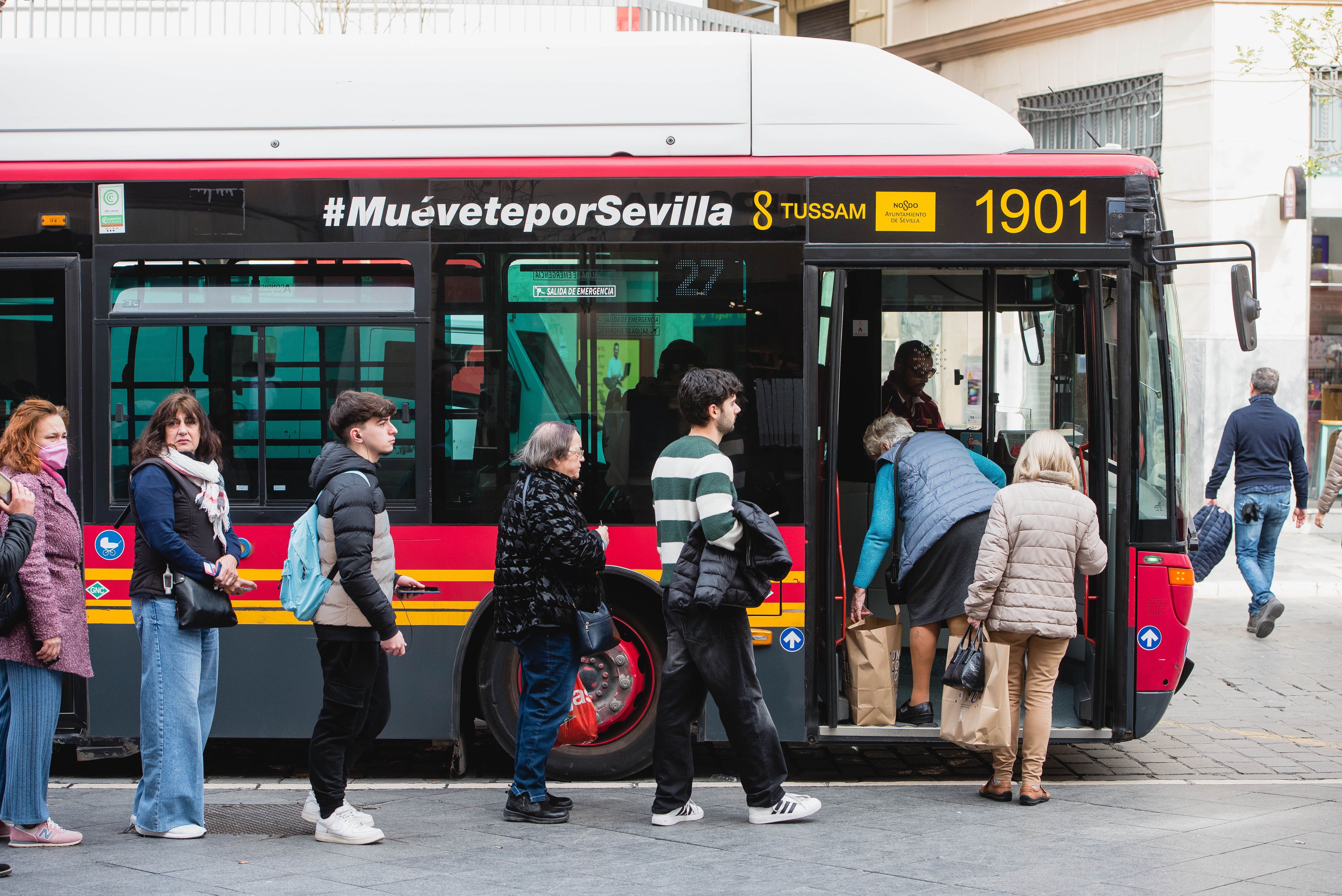 Un autobús urbano de Sevilla, en una imagen reciente.