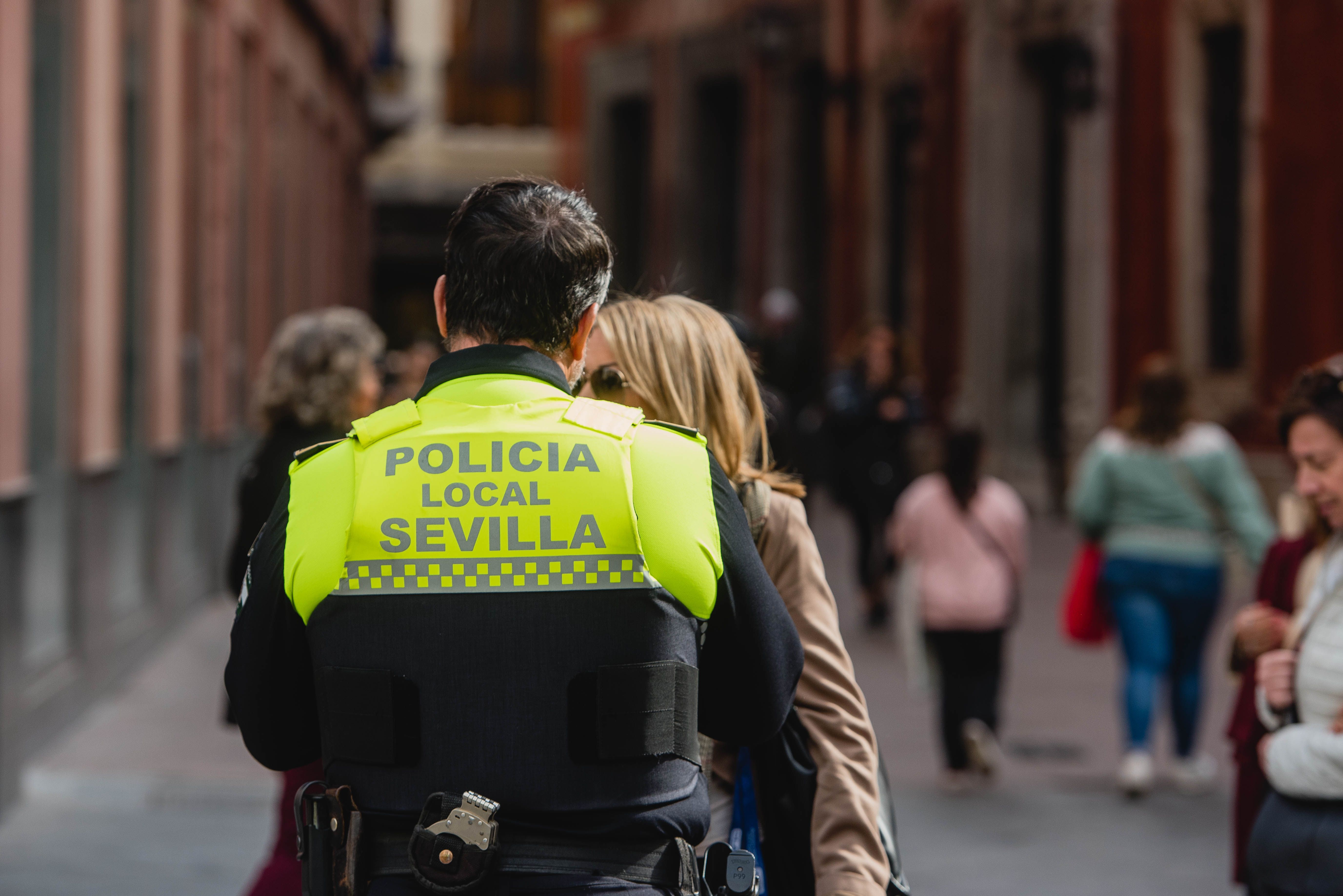 Un agente de Policía Local en Sevilla.