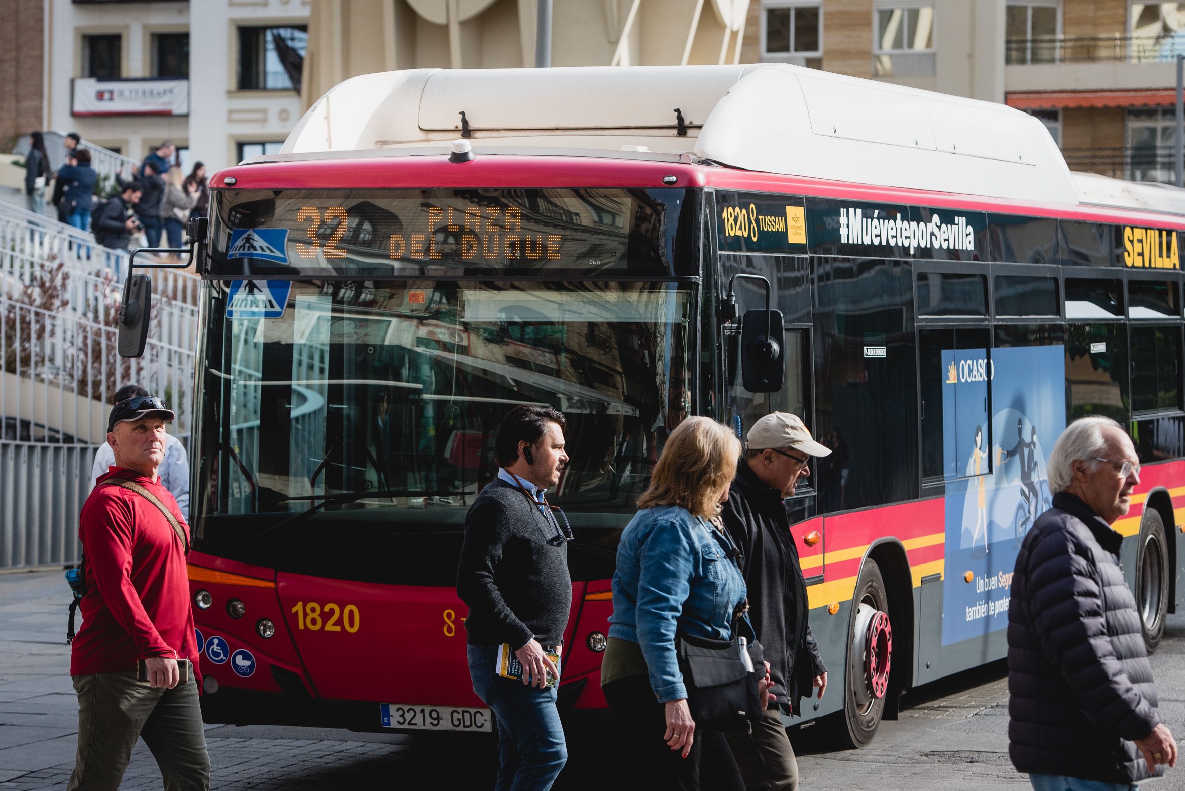 Un autobús de Tussam, empresa que está de luto tras la muerte de un trabajador, en el centro de Sevilla.