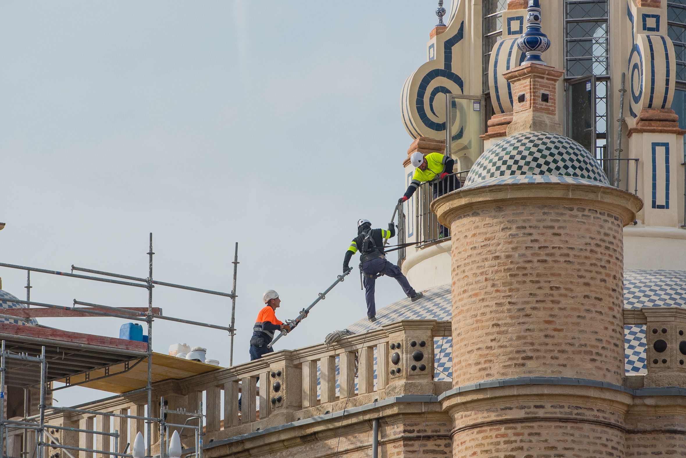 Trabajadores de la construcción en un techo en Sevilla.