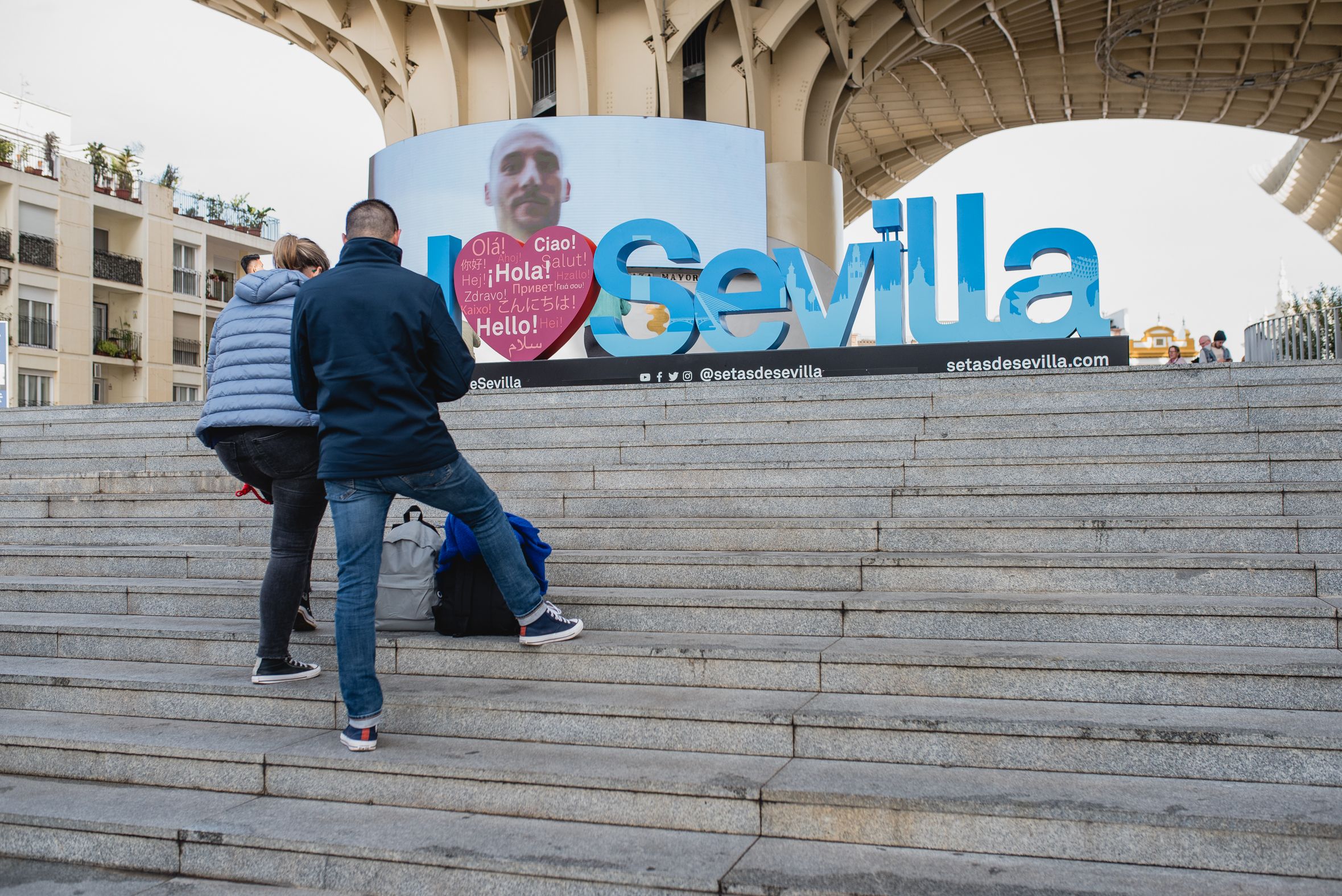 Dos turistas en las Setas de Sevilla.  La tasa turística vuelve a estar en el centro del debate.