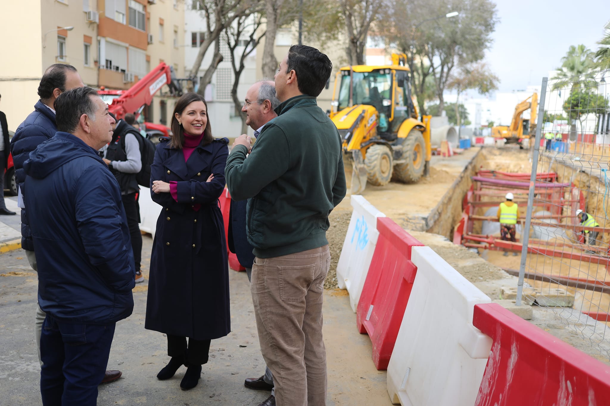 La alcaldesa de San Fernando, Patricia Cavada, visitando obras de mejora de la red en la Bazán, en una imagen reciente.