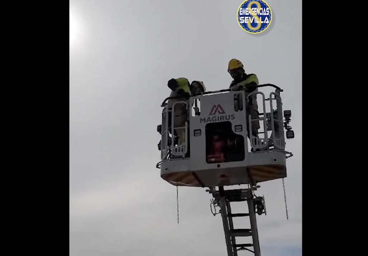 Una emergencia de altura en una calle del centro de Sevilla: una herida con un corte en una pierna.