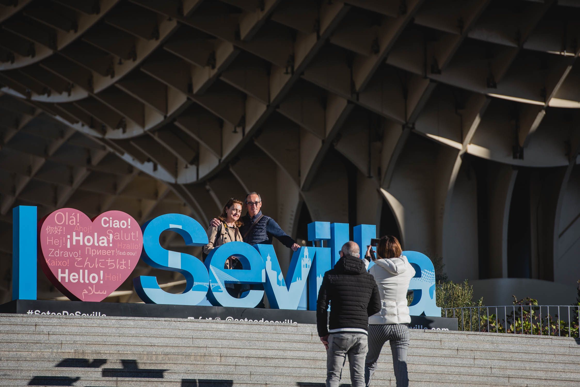 Imagen de varios turistas en Sevilla. La Junta se abre a una tasa turística.