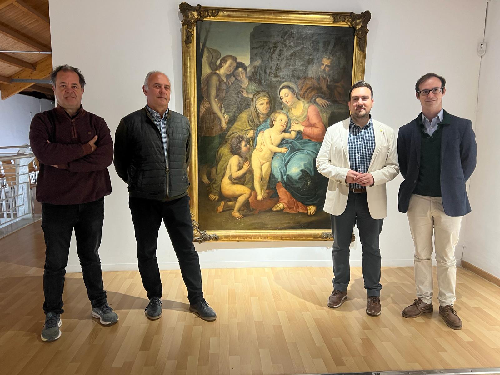 Más una veintena de pinturas entran en la colección patrimonial de Alcalá de Guadaíra. Autoridades y responsables del museo ante uno de los cuadros incorporados.
