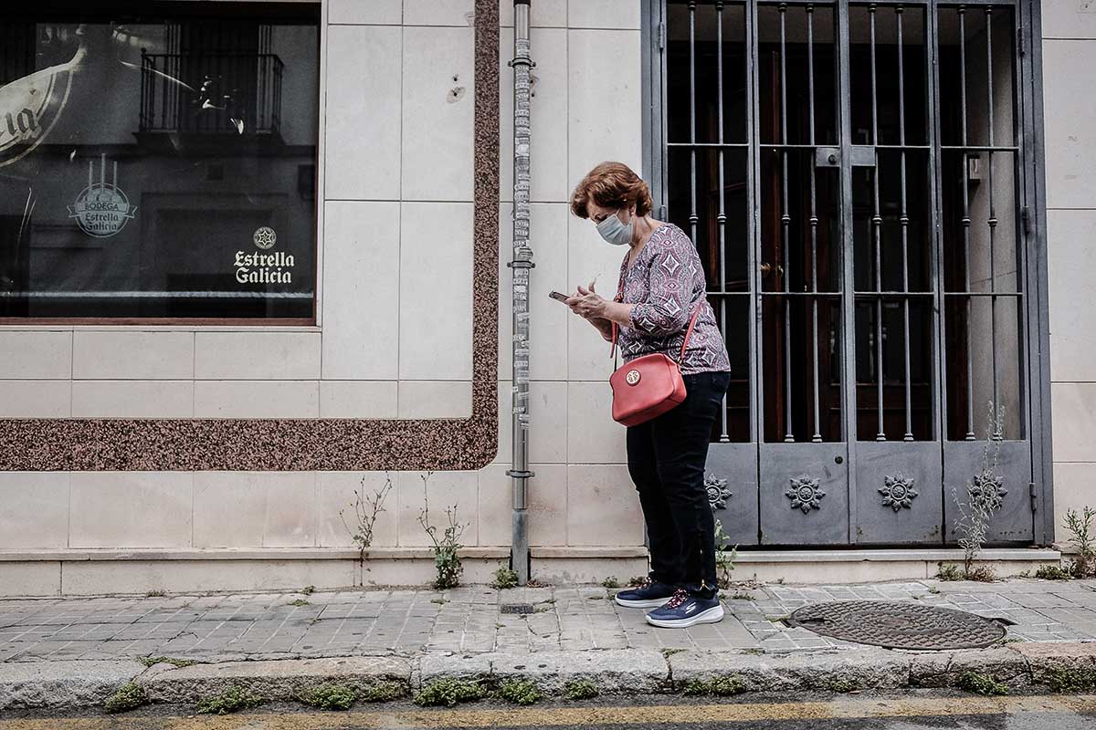 Una mujer pasea con mascarilla, días atrás. FOTO: JOSÉ LUIS TIRADO (www.joseluistirado.es)