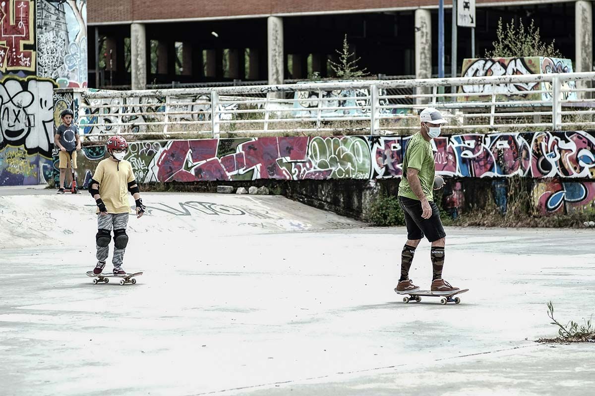 Dos jóvenes practican skate en Sevilla. FOTO: JOSÉ LUIS TIRADO (www.joseluistirado.es)