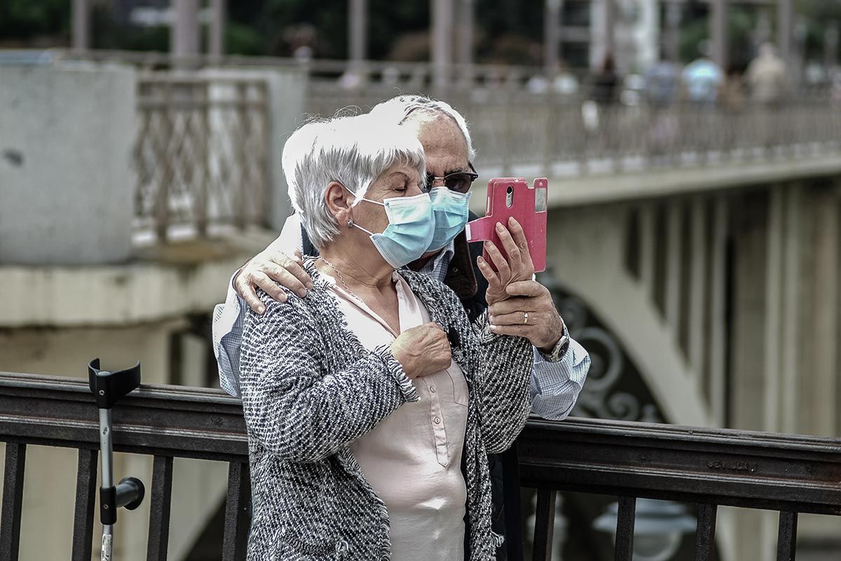 Dos personas mayores, la 'economía plateada', haciéndose un selfie.