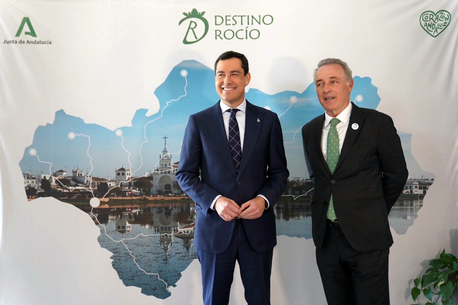 El presidente junto a Soto y como fondo, el proyecto Destino Rocío que subvenciona la Junta.