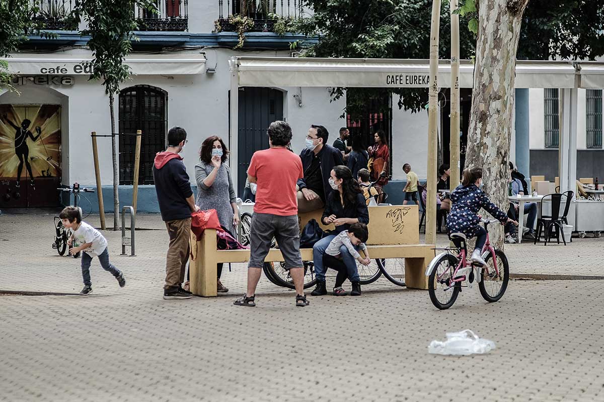 Grupo de personas en Sevilla, en días pasados. FOTO: JOSÉ LUIS TIRADO (www.joseluistirado.es)
