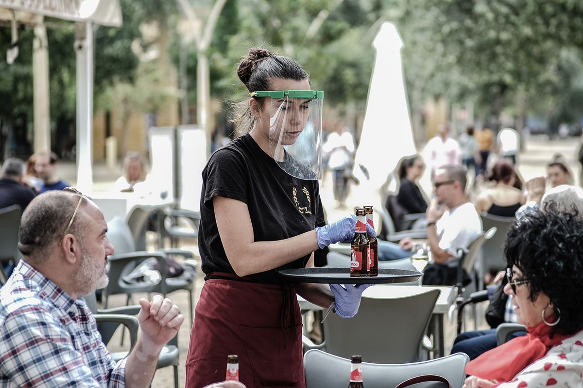 Una camarera, durante la pandemia. FOTO: JOSÉ LUIS TIRADO (www.joseluistirado.es)