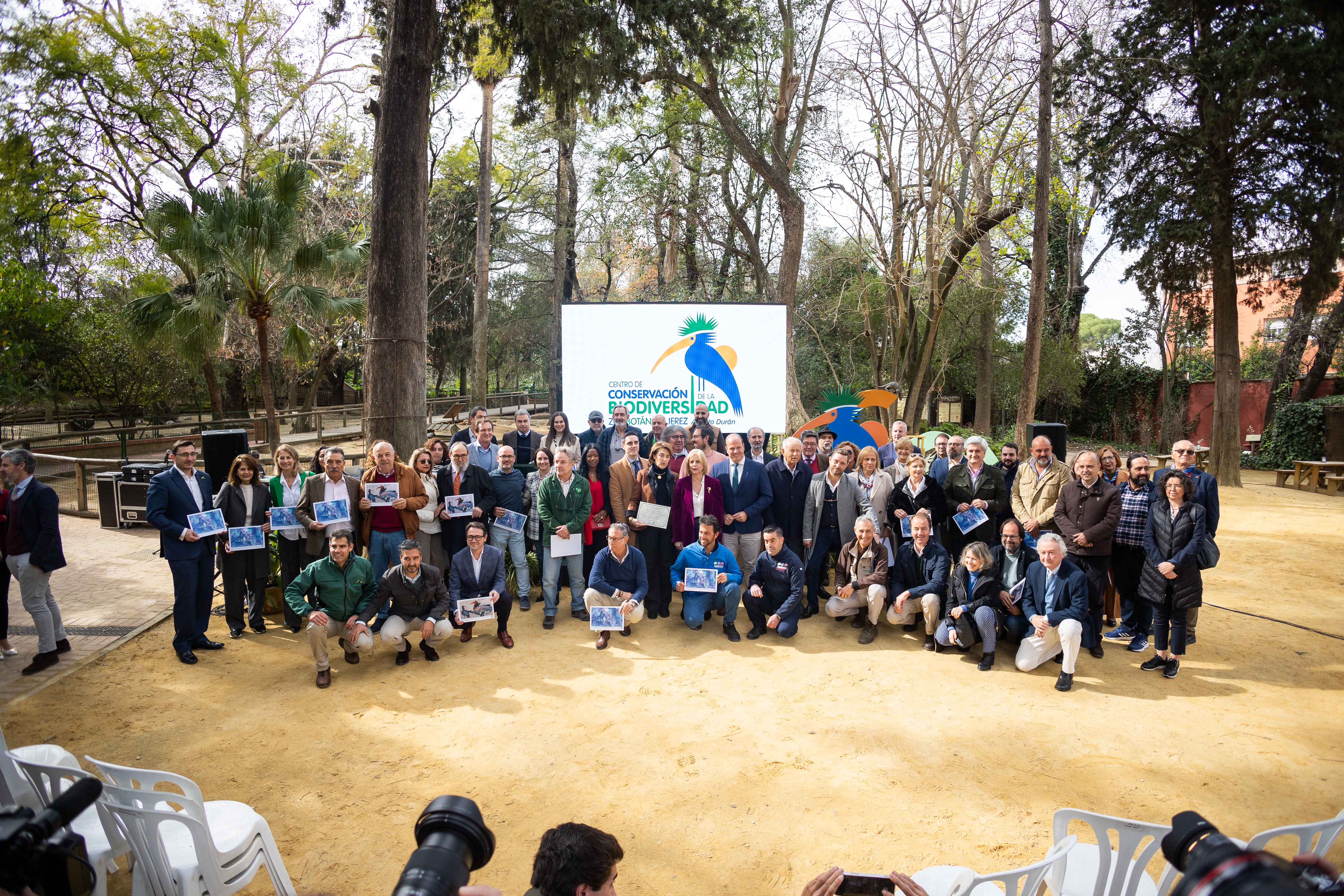  Ciudad Cultural. Foto de grupo de los patrocinadores con trabajadores del Zoo y la alcaldesa Pelayo. 