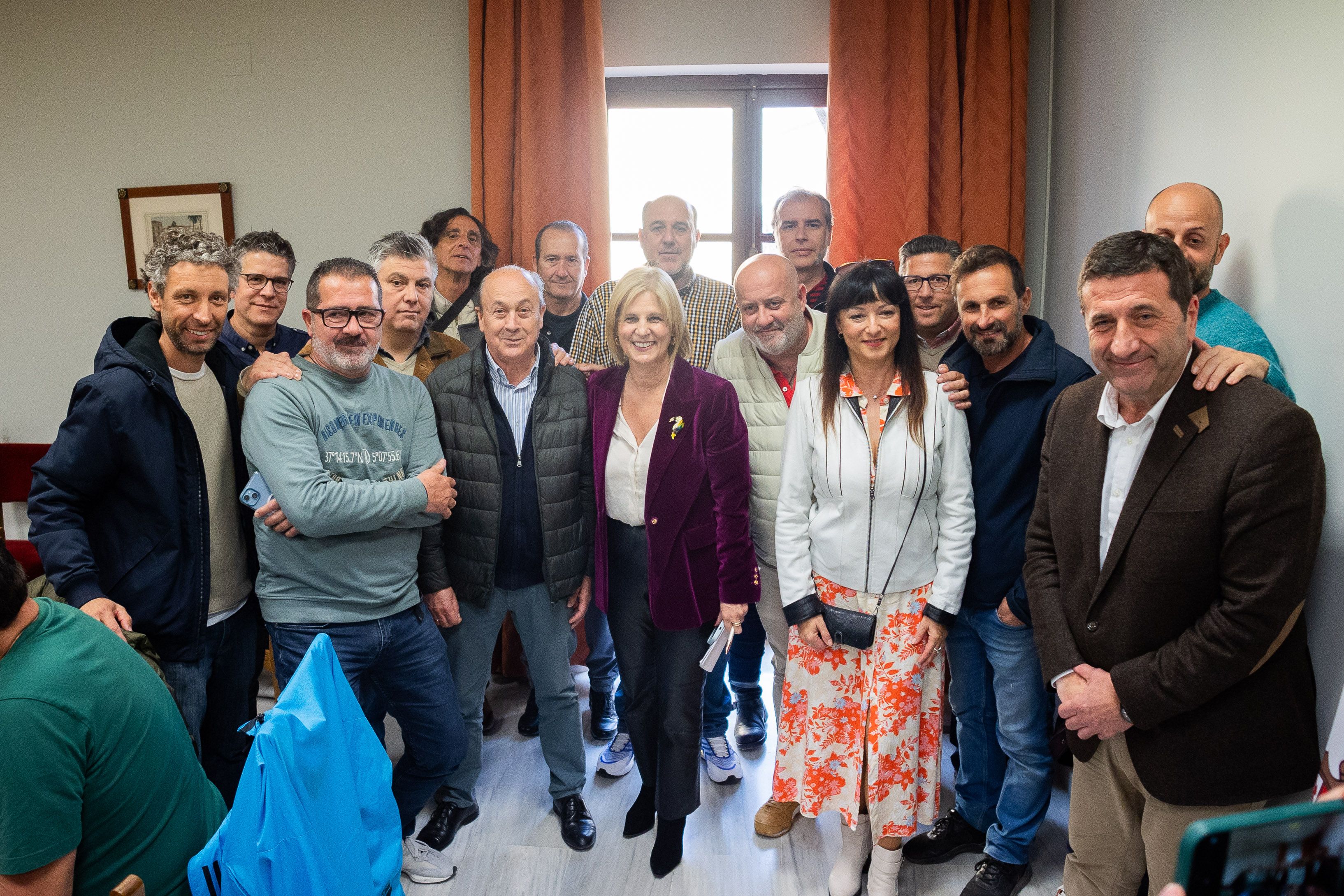 Foto de familia de la alcaldesa con representantes de su gobierno y del comité tras la firma del convenio colectivo del personal laboral del Ayuntamiento de Jerez.