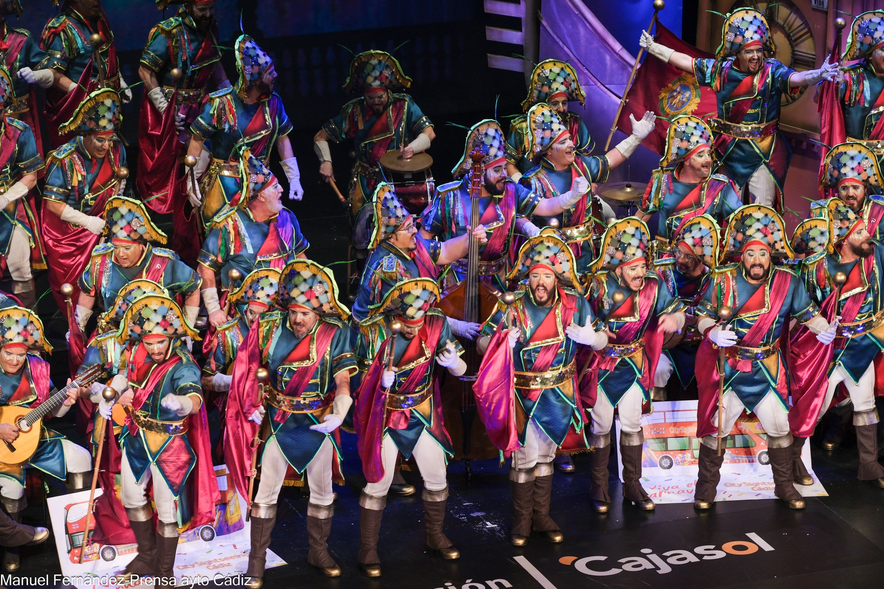 El Coro Los Luciérnagas, conocido como el Coro de Julio Pardo, durante la sesión de semifinales en el Gran Teatro Falla.
