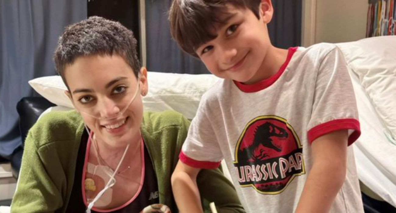 Cat Janice, la madre con cáncer terminal que ha regalado una última canción, junto a su hijo. 