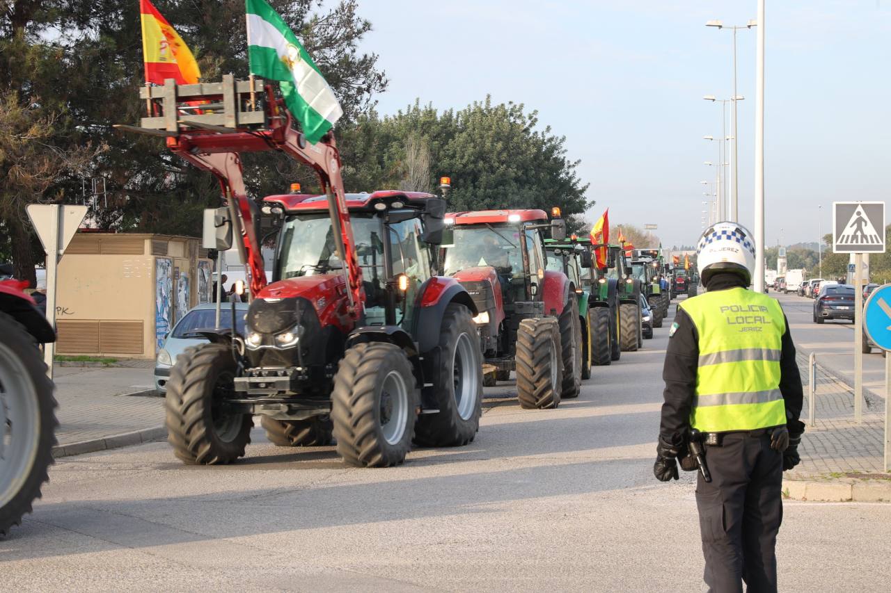 Tractores en una avenida de Jerez. La provincia de Cádiz, colapsada por la tractorada.